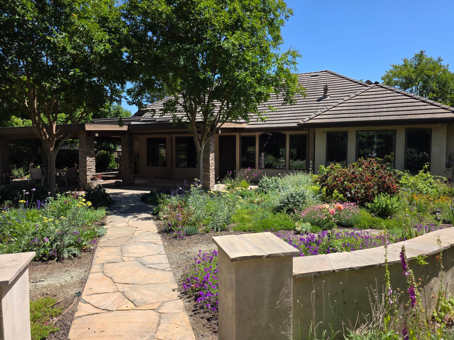 1072 Rorden Avenue Selma, CA 93662 - Photo 34 of 40 a front view of a house with a yard and potted plants