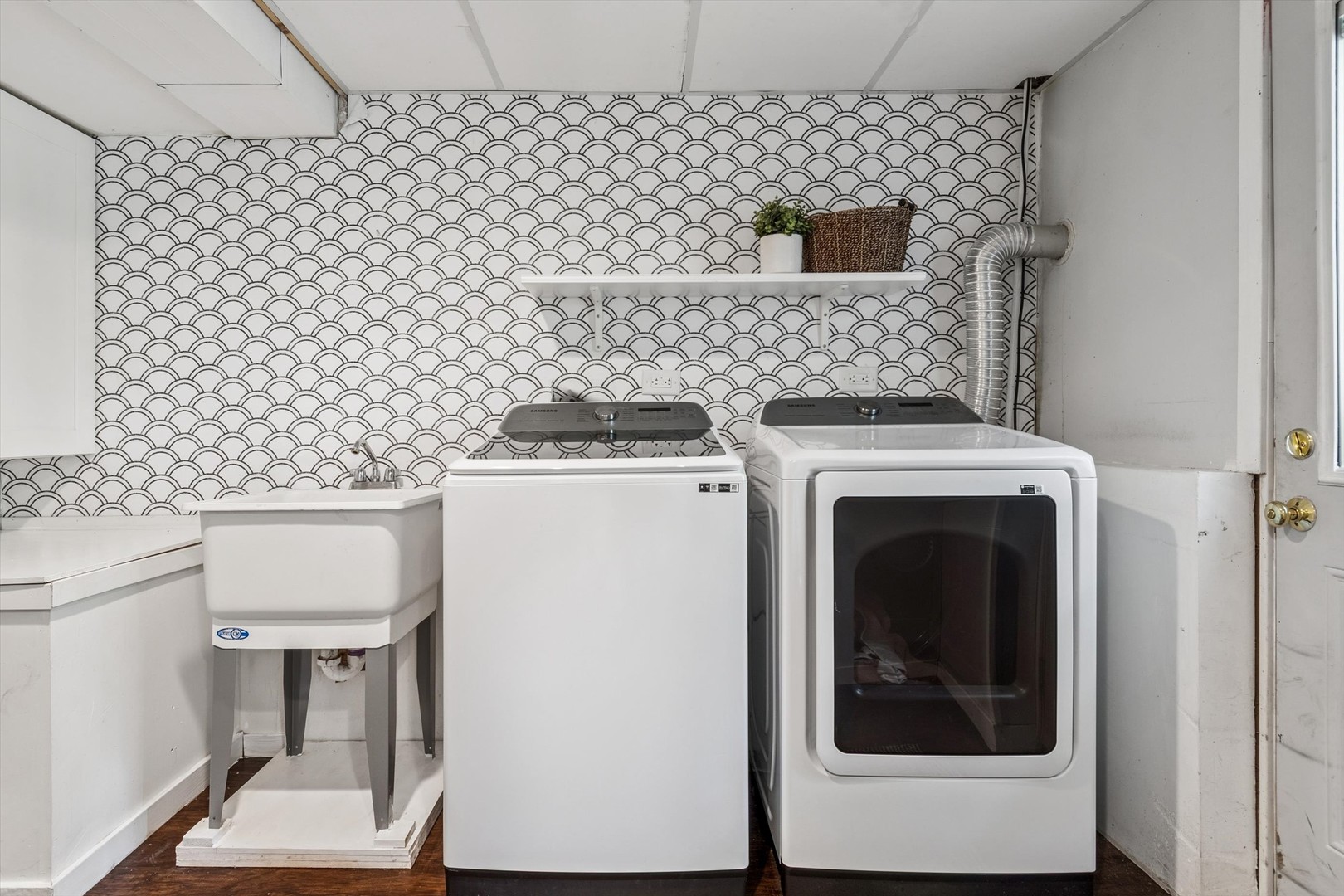 24331 Davids Court Naperville, IL 60564 - Photo 16 of 24 a room with a stove and a table