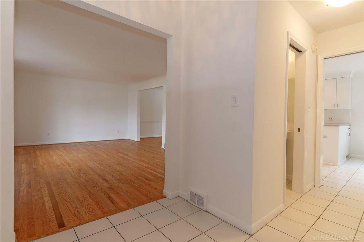 575 South Rosedale Court Grosse Pointe, MI 48236 - Photo 2 of 40 31341027-1.JPG