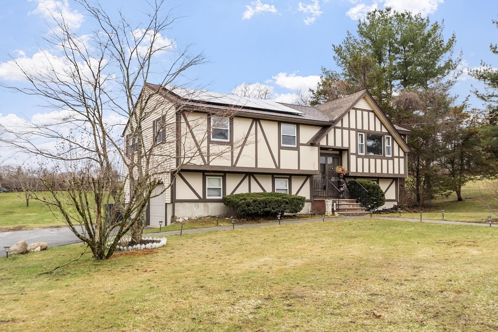 17 Horseshoe Road Dracut, MA 01826 - Photo 3 of 42