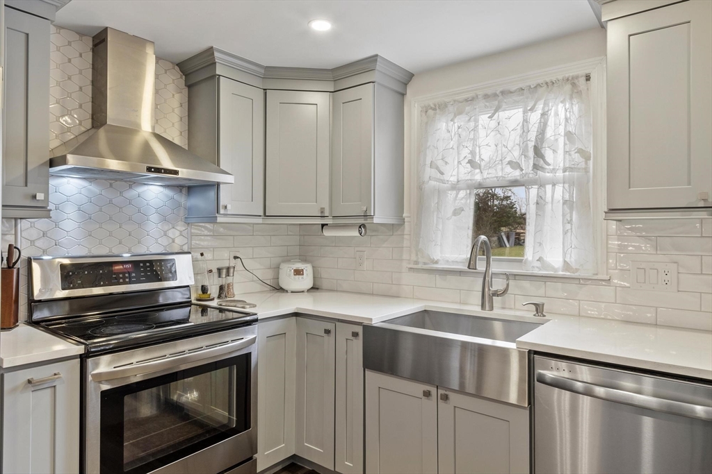 17 Horseshoe Road Dracut, MA 01826 - Photo 7 of 42