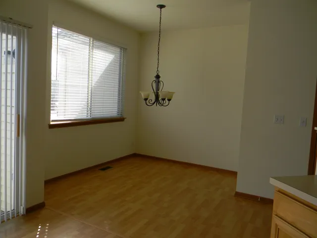 $2,100 | 1542 Sauganash Court, Gurnee, IL 60031