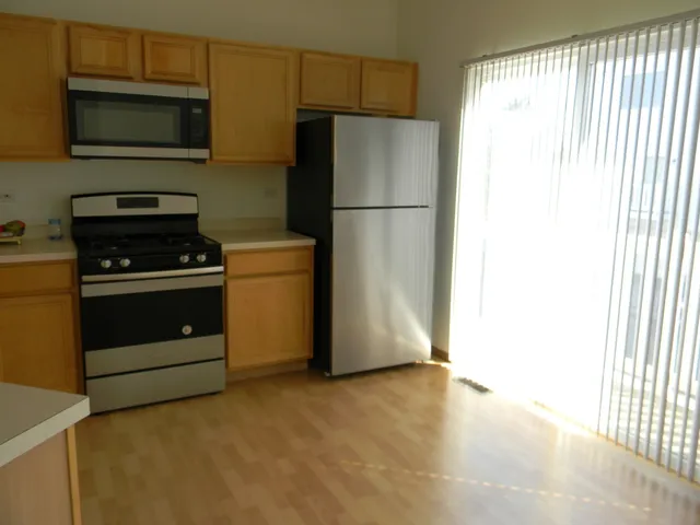 $2,100 | 1542 Sauganash Court, Gurnee, IL 60031