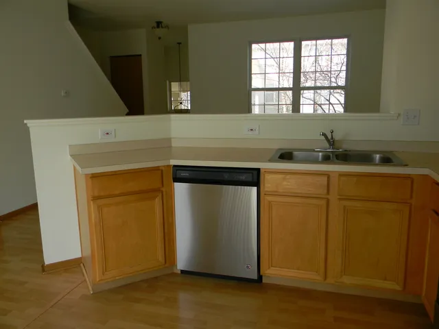 $2,100 | 1542 Sauganash Court, Gurnee, IL 60031