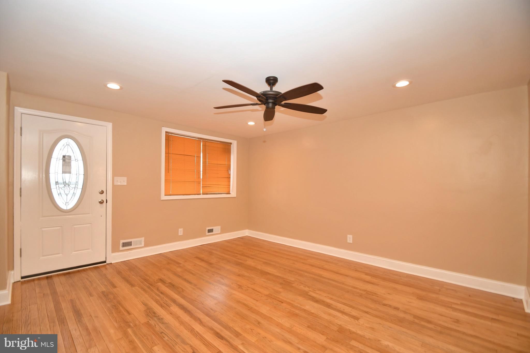 7830 Rockbourne Road Baltimore, MD 21222 - Photo 3 of 28 Living Room