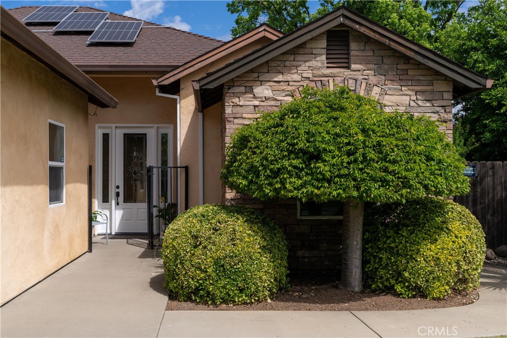 39 Redeemers Loop Chico, CA 95973 - Photo 4 of 55 a front view of a house with garden