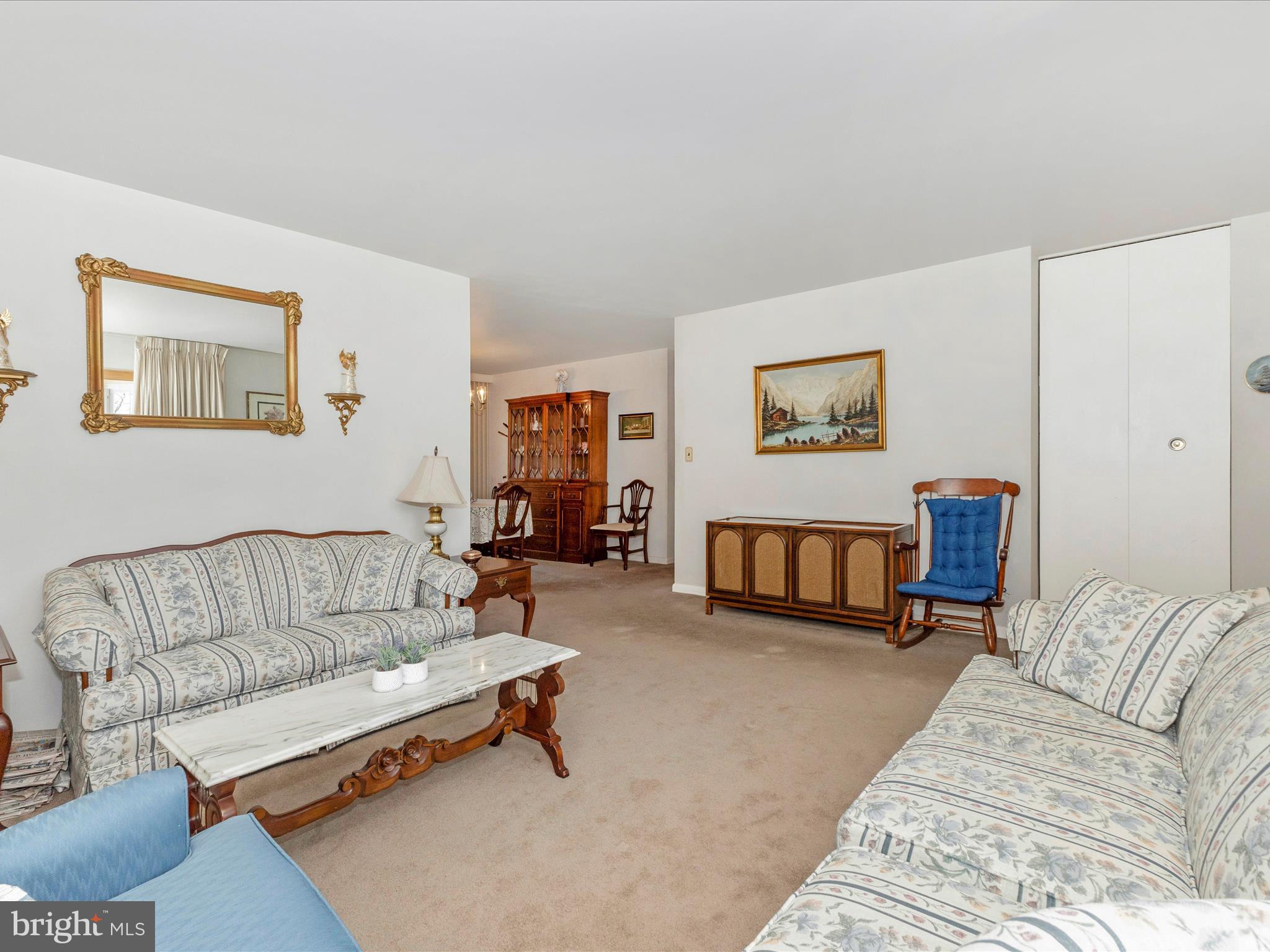 6529 Redgate Circle Baltimore, MD 21228 - Photo 4 of 40 Living Room