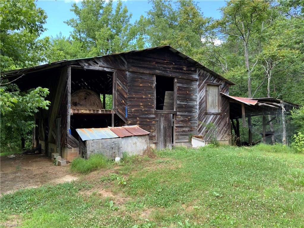 241 Dan River Road Madison, NC 27025 - Photo 26 of 30 Barn