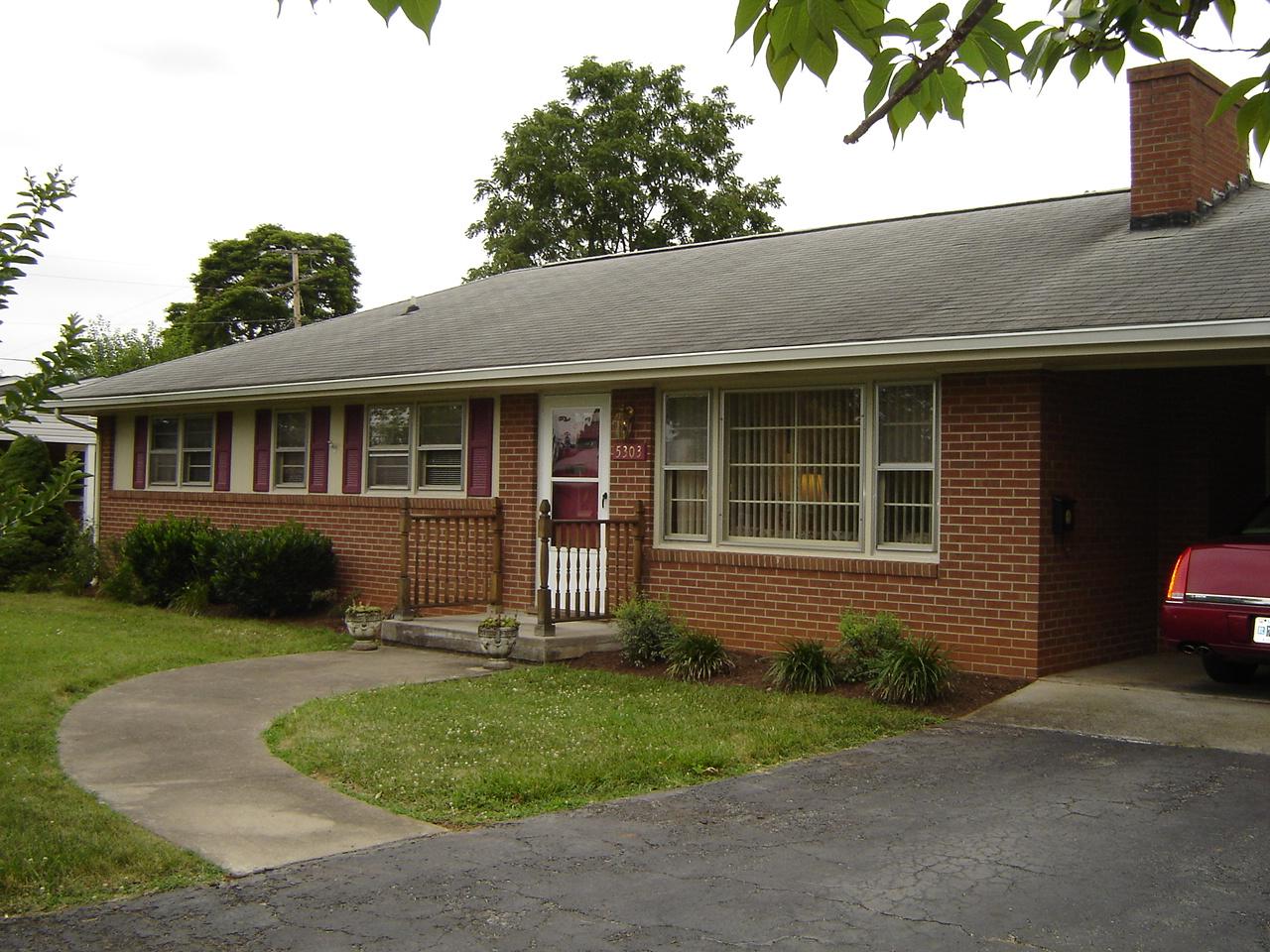 5303 Darby Road Roanoke, VA 24012 - Photo 1 of 28 Front