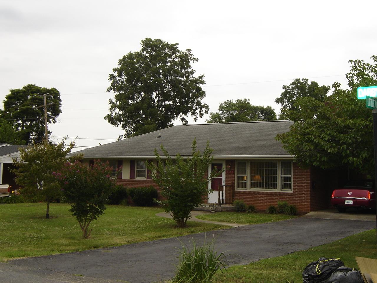 5303 Darby Road Roanoke, VA 24012 - Photo 4 of 28 Paved Driveway