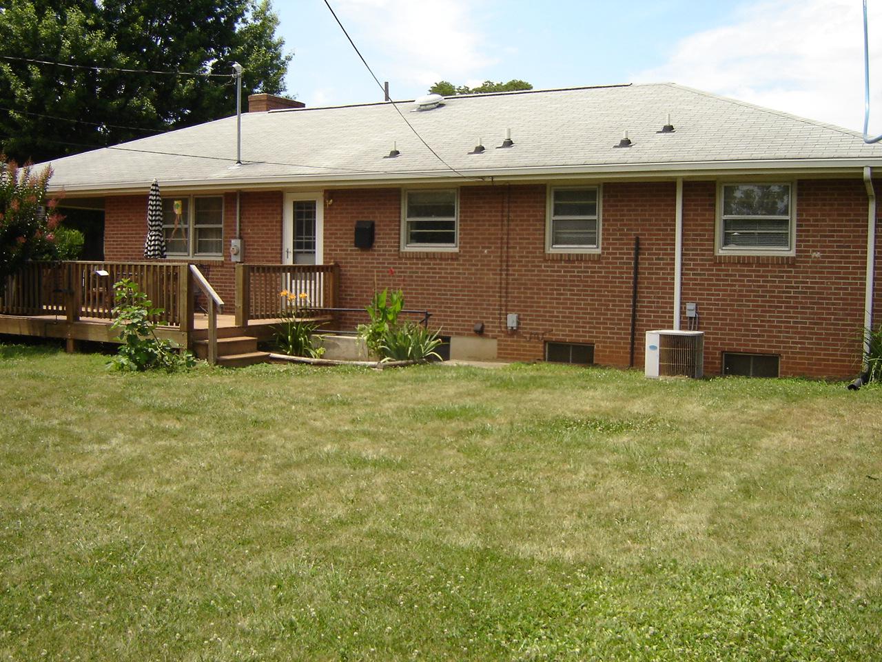 5303 Darby Road Roanoke, VA 24012 - Photo 7 of 28 Back of Home