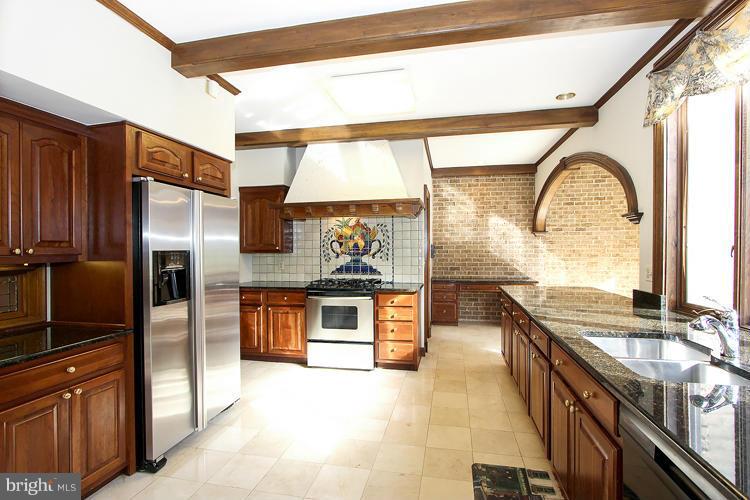 11101 Tara Road Potomac, MD 20854 - Photo 6 of 20 Kitchen