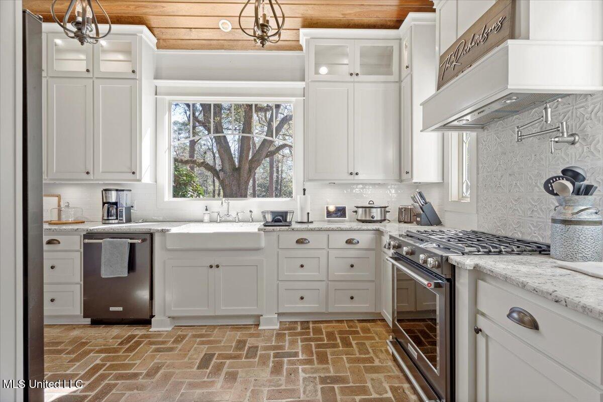 1548 North 7th Avenue Laurel, MS 39440 - Photo 9 of 62 09-Kitchen