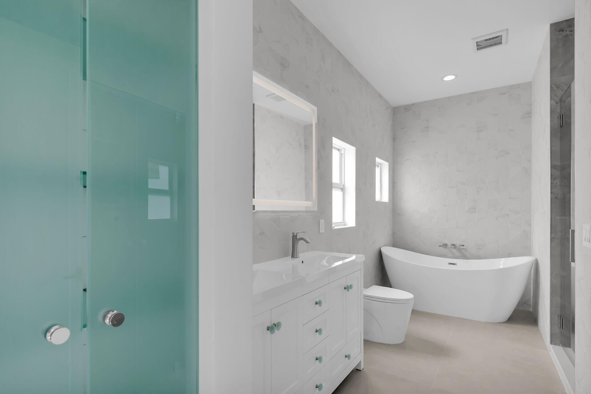 1508 Shaw Drive Key Largo, FL 33037 - Photo 25 of 68 a bathroom with a double vanity sink a toilet and a bathtub