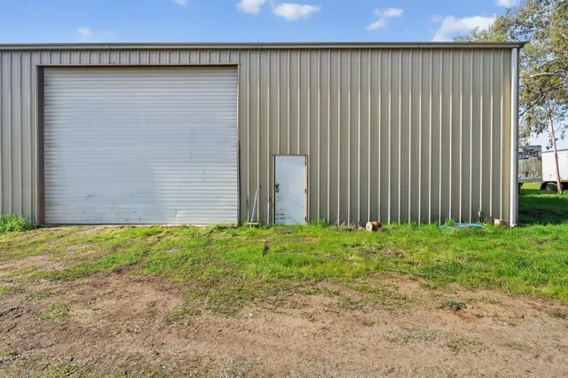 a view of a backyard with pathway