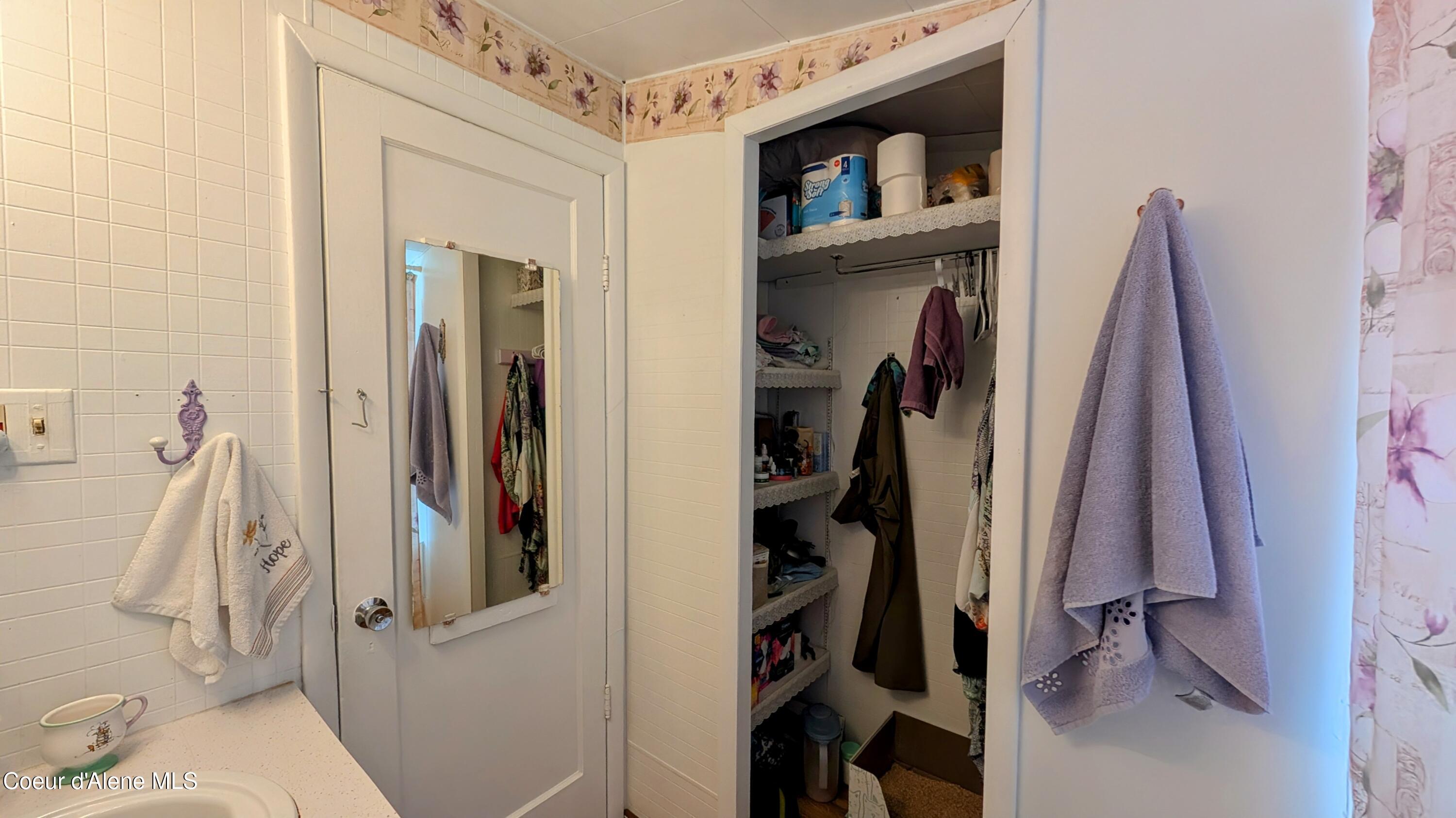 6577 Comanche Street Bonners Ferry, ID 83805 - Photo 28 of 52 6577 Comanche pic 45 main bathroom view