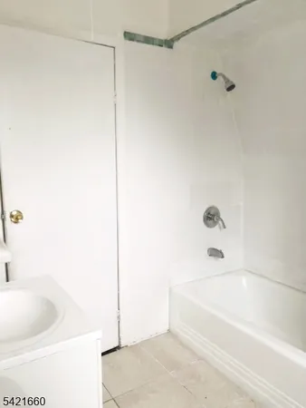 $1,800 | 227 East 3rd Avenue, Unit 3, Roselle, NJ 07203