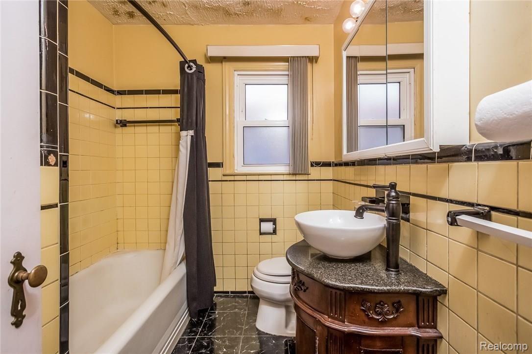 5084-5086 Yorkshire Road Detroit, MI 48224 - Photo 10 of 29 1020-Bathroom-2480484-medium.jpg