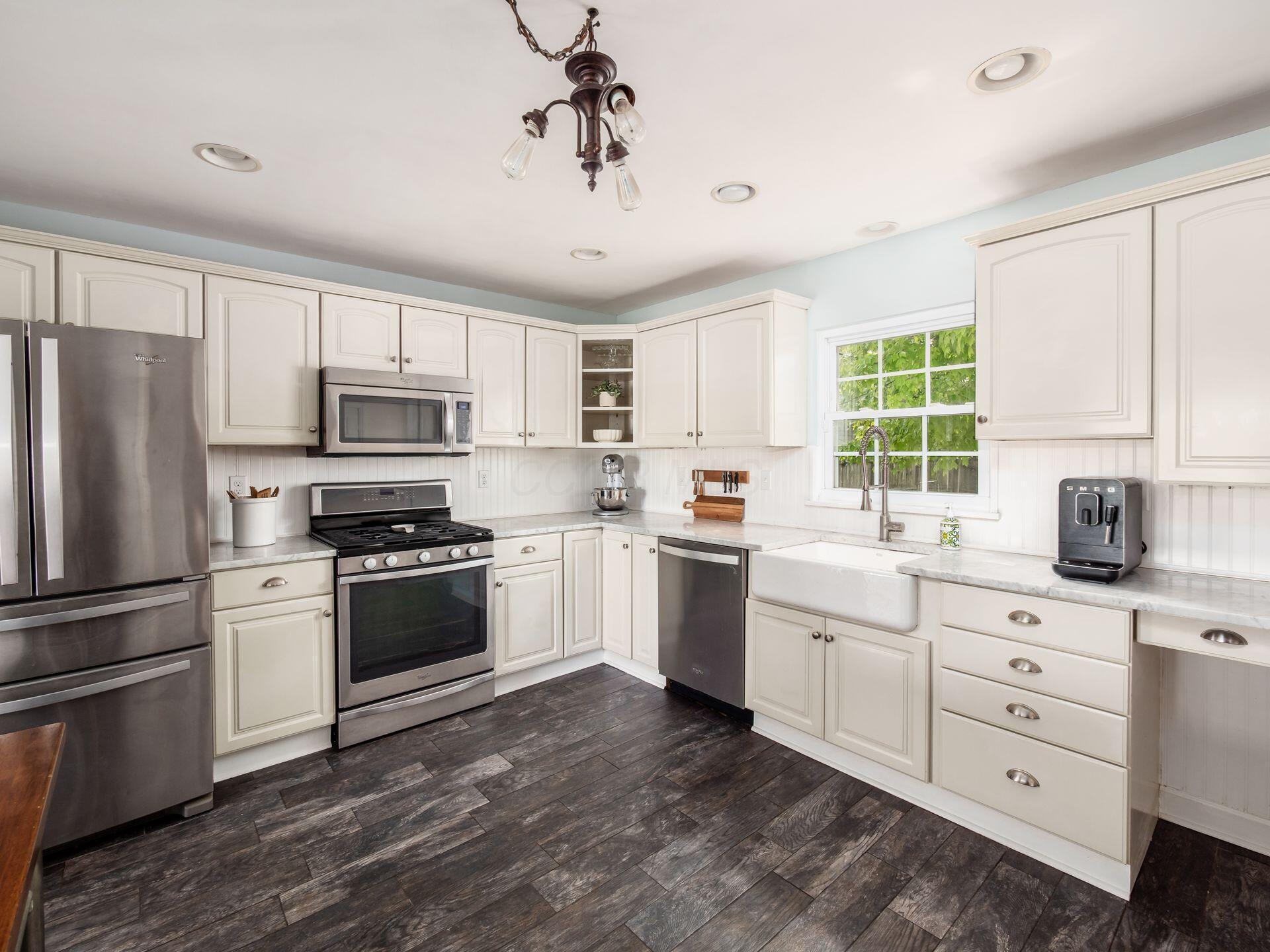 2805 Brandon Road Upper Arlington, OH 43221 - Photo 9 of 40 Plenty of cabinet space in this kitchen.