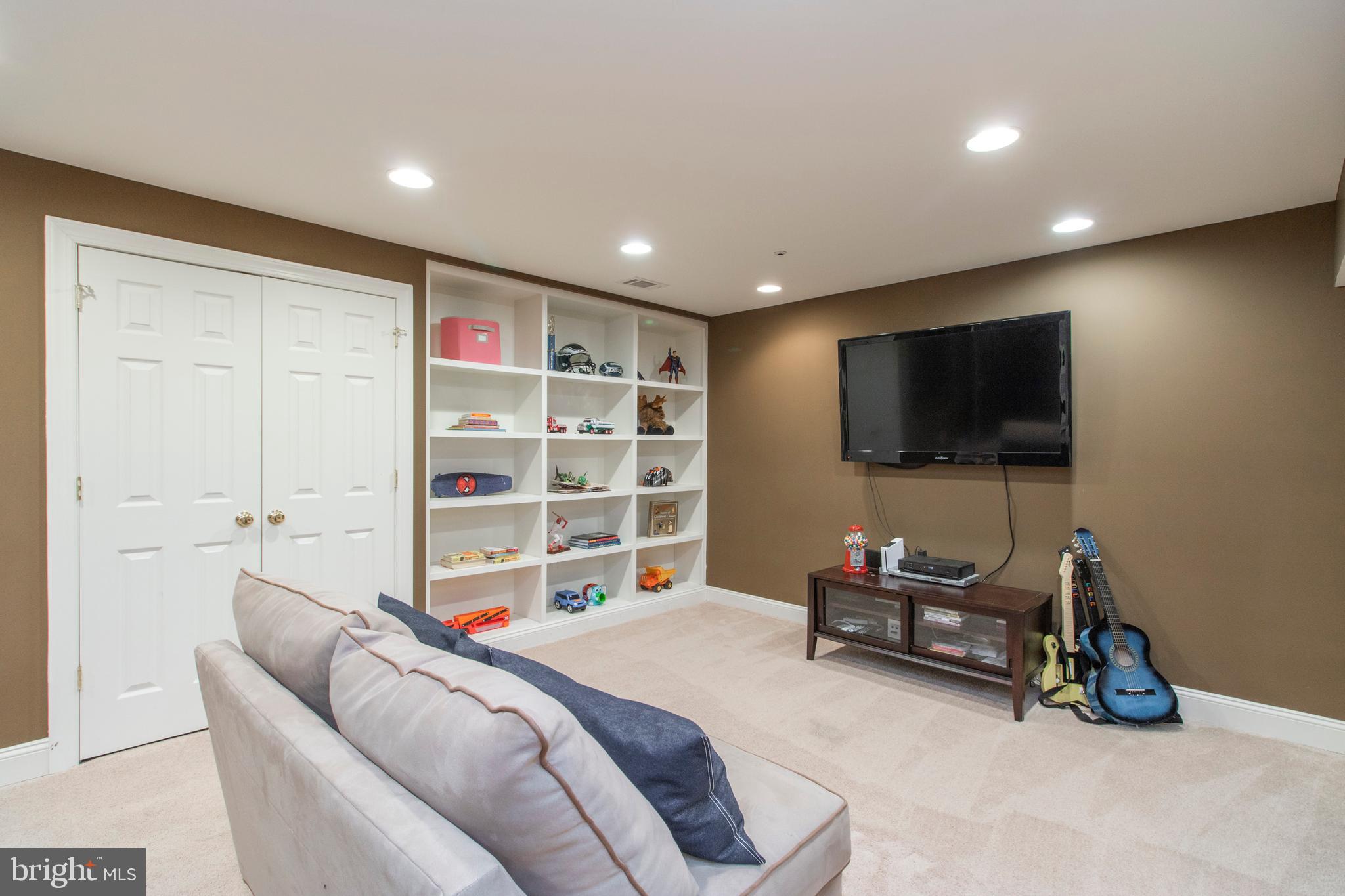 144 Statesman Road Chalfont, PA 18914 - Photo 50 of 70 Built-in shelving