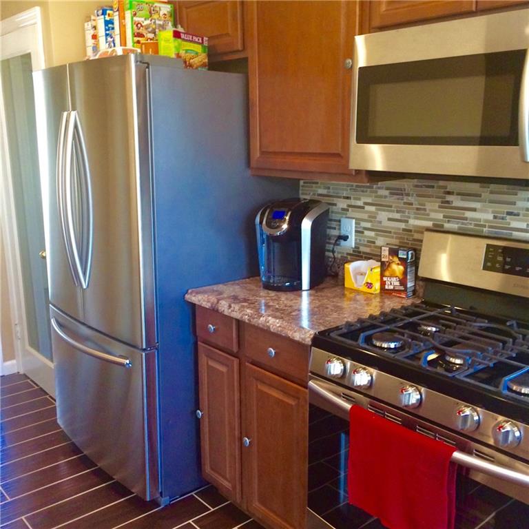 7 Herbst Road Coraopolis, PA 15108 - Photo 10 of 24 Double door stainless fridge and 5 burner gas stove