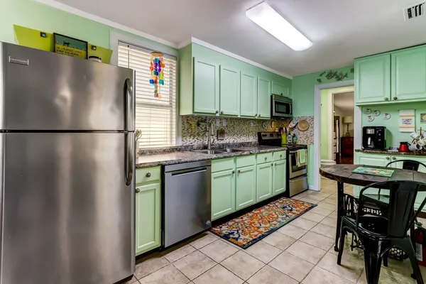 $2,200 | 607 South 6th Street, Fernandina Beach, FL 32034
