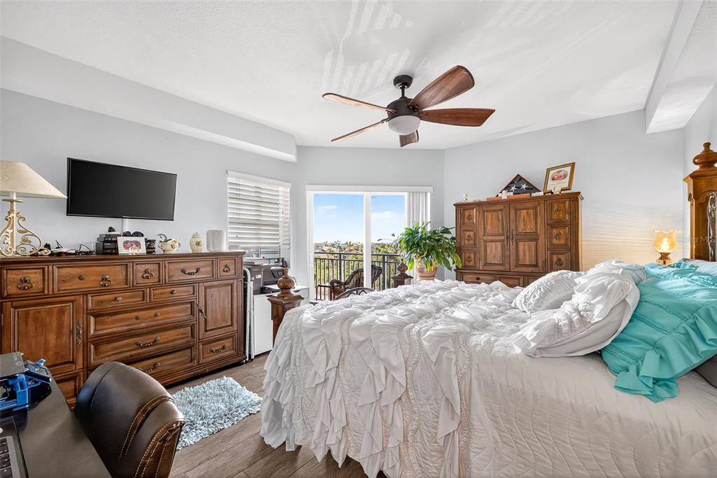 4516 Seagull Drive, Unit 519 New Port Richey, FL 34652 - Photo 19 of 54 a bedroom with a bed and a television