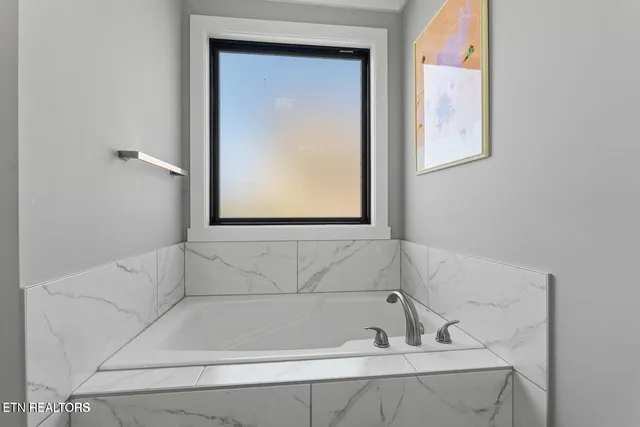 $950,000 | 2014 Legacy Lane, Maryville, TN 37803