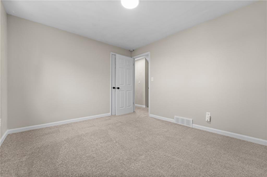 10 Rushmore Drive Pittsburgh, PA 15235 - Photo 21 of 37 a view of an empty room and window