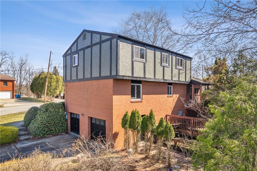10 Rushmore Drive Pittsburgh, PA 15235 - Photo 32 of 37 a front view of a house with garden