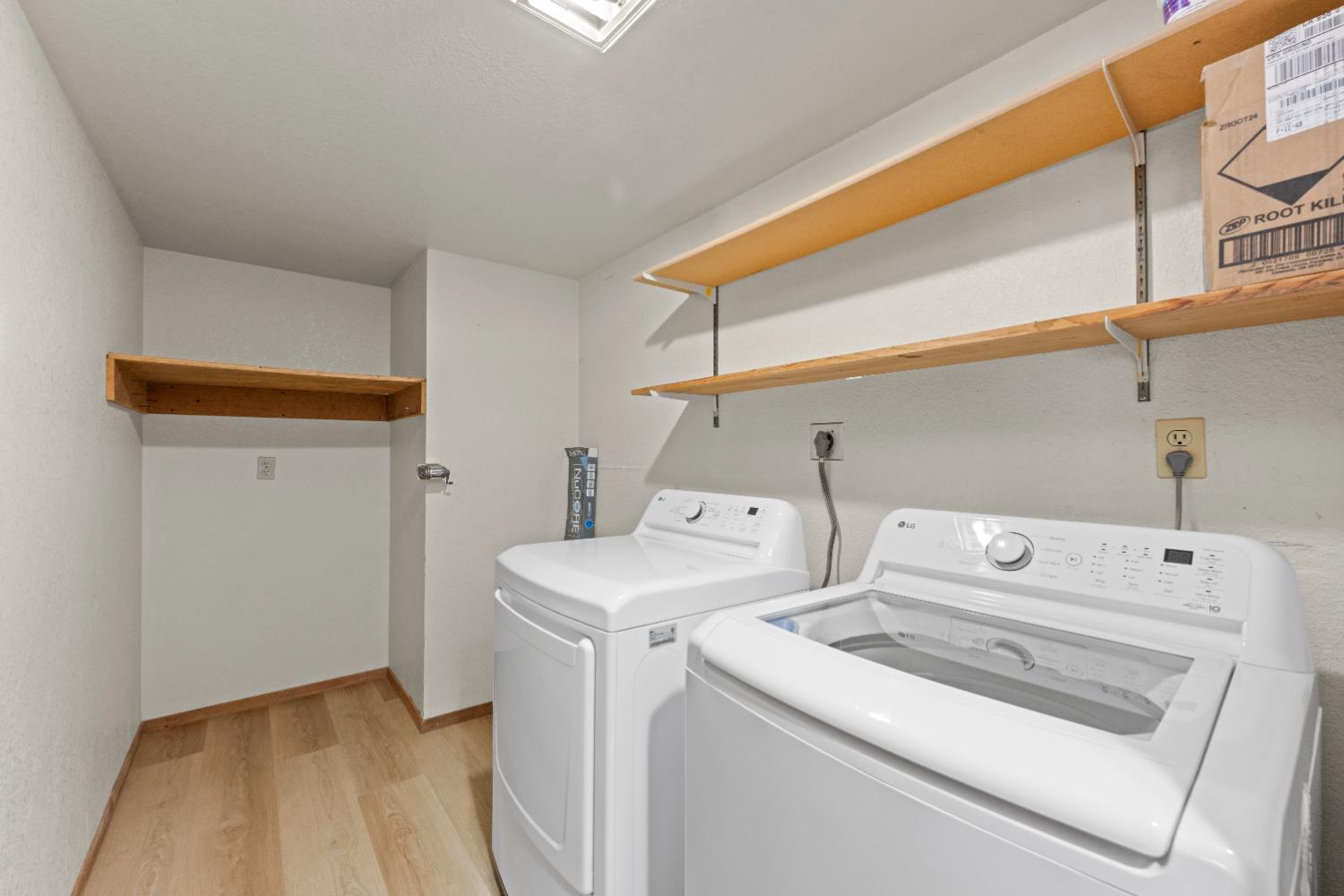 14800 McElroy Road Auburn, CA 95602 - Photo 16 of 39 a utility room with dryer and washer
