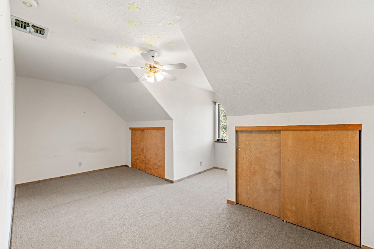 14800 McElroy Road Auburn, CA 95602 - Photo 23 of 39 an empty room with windows and fan