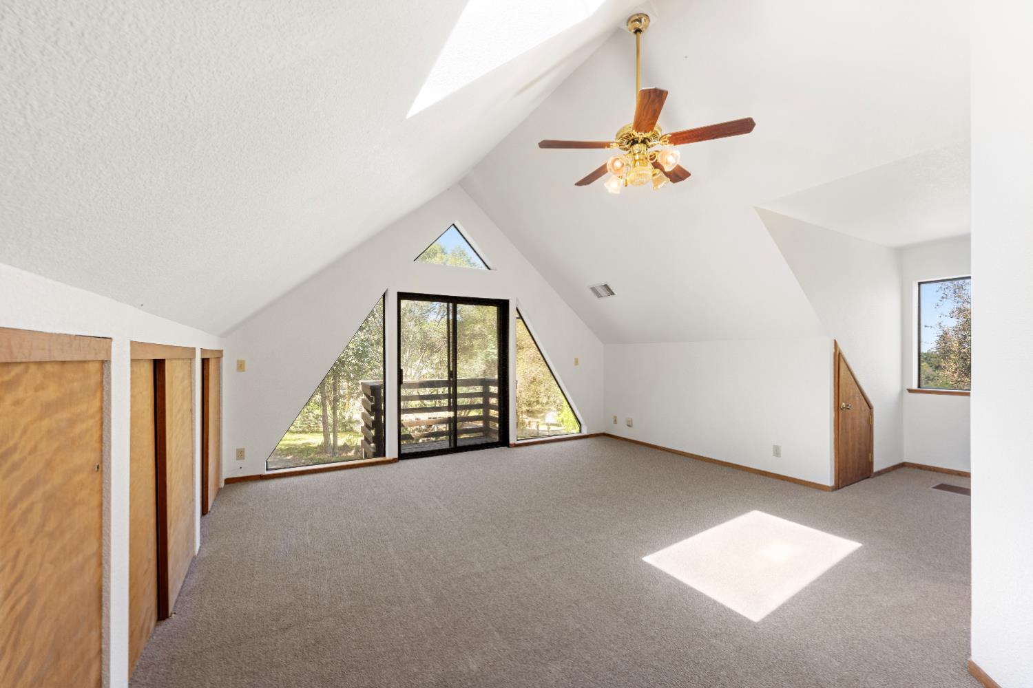 14800 McElroy Road Auburn, CA 95602 - Photo 25 of 39 an empty room with windows and ceiling fan view