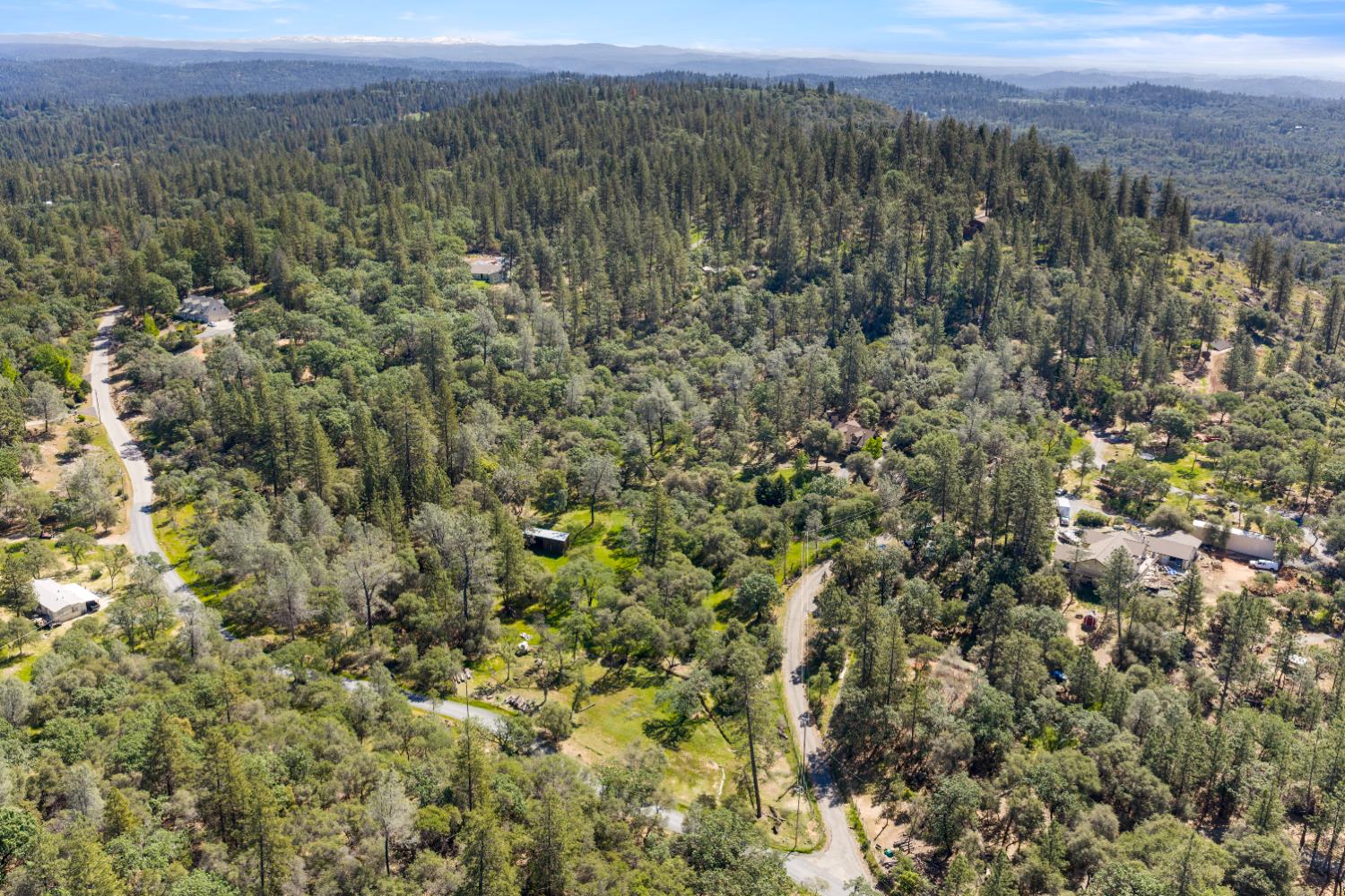 14800 McElroy Road Auburn, CA 95602 - Photo 34 of 39 a view of a city with lush green forest