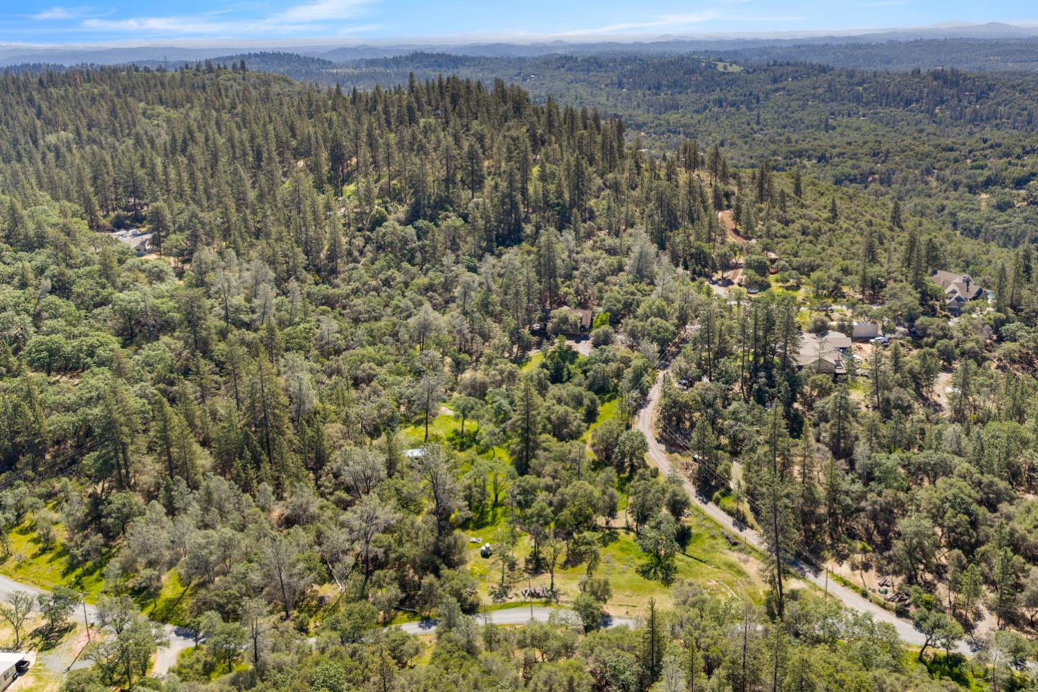 14800 McElroy Road Auburn, CA 95602 - Photo 35 of 39 a view of a city with lush green forest