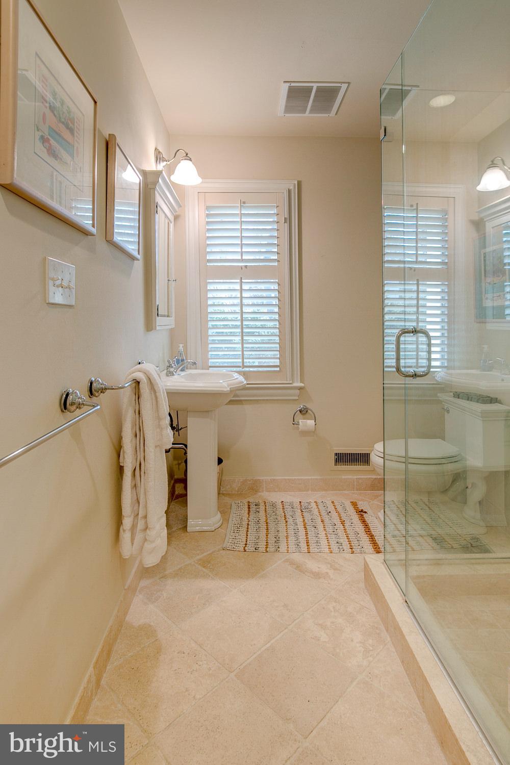 341 Conshohocken State Road, Unit H Gladwyne, PA 19035 - Photo 21 of 27 Hall bahroom