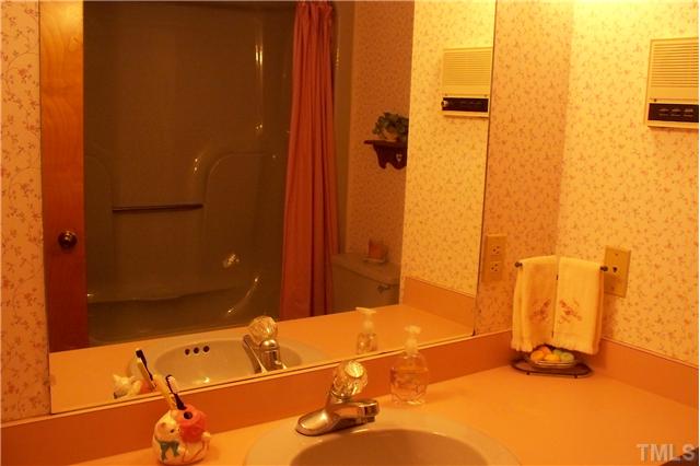 Bath for main bedroom next to foyer