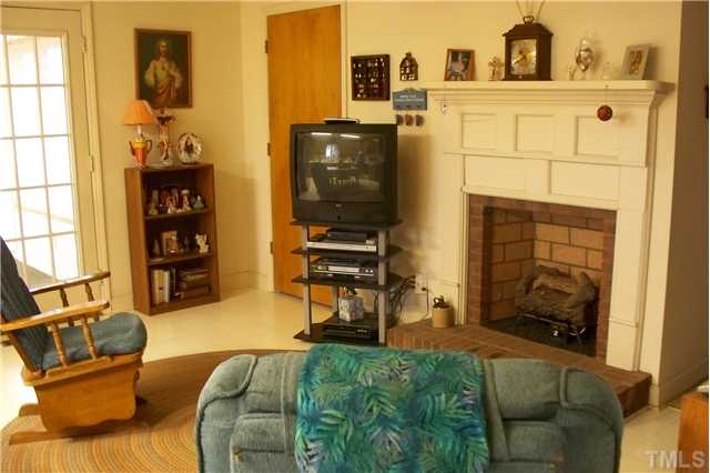 Sitting area in kitchen or use as dining room. Gas log fplace