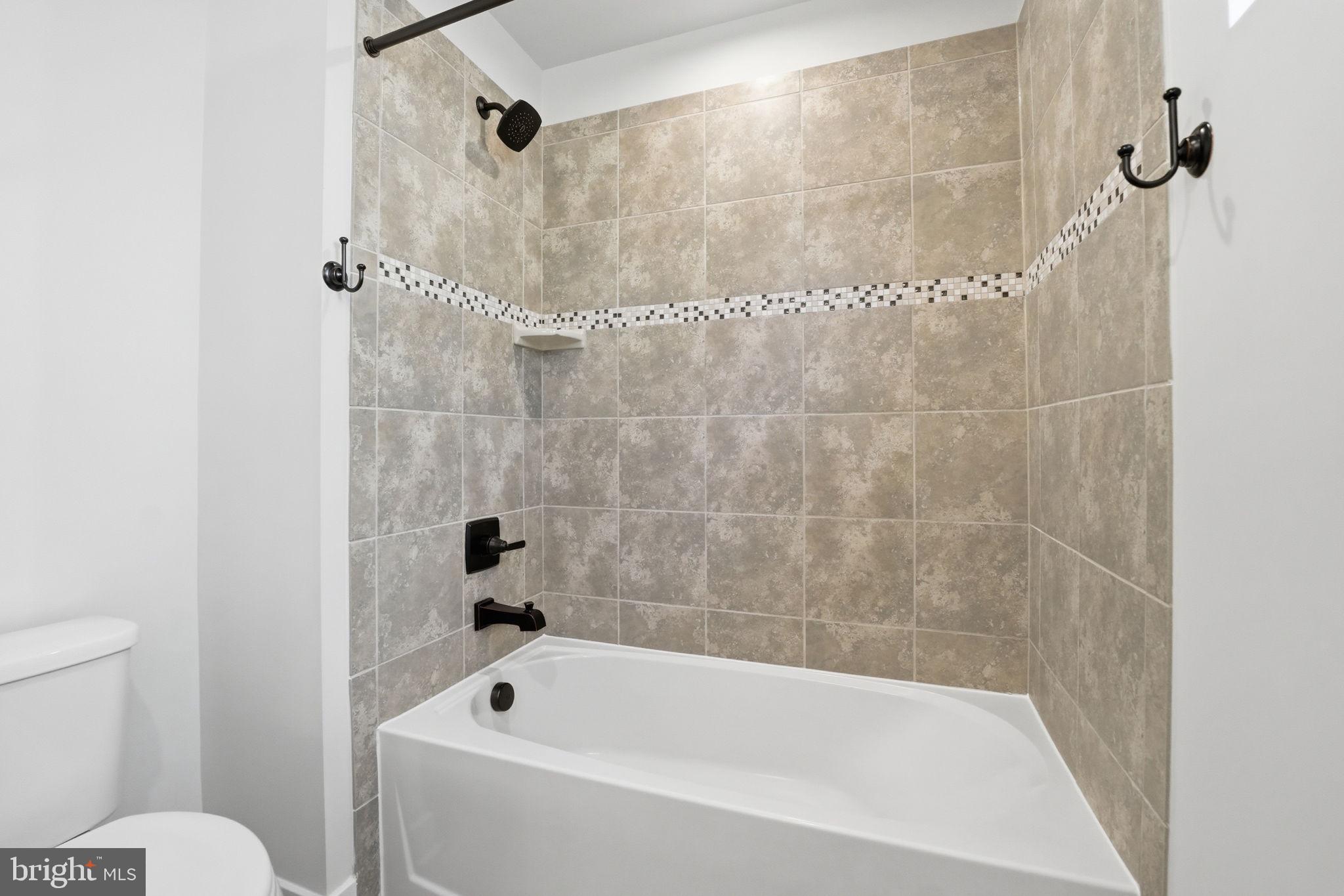 2252 Red Pine Loop Dumfries, VA 22026 - Photo 71 of 117 Tub/Shower