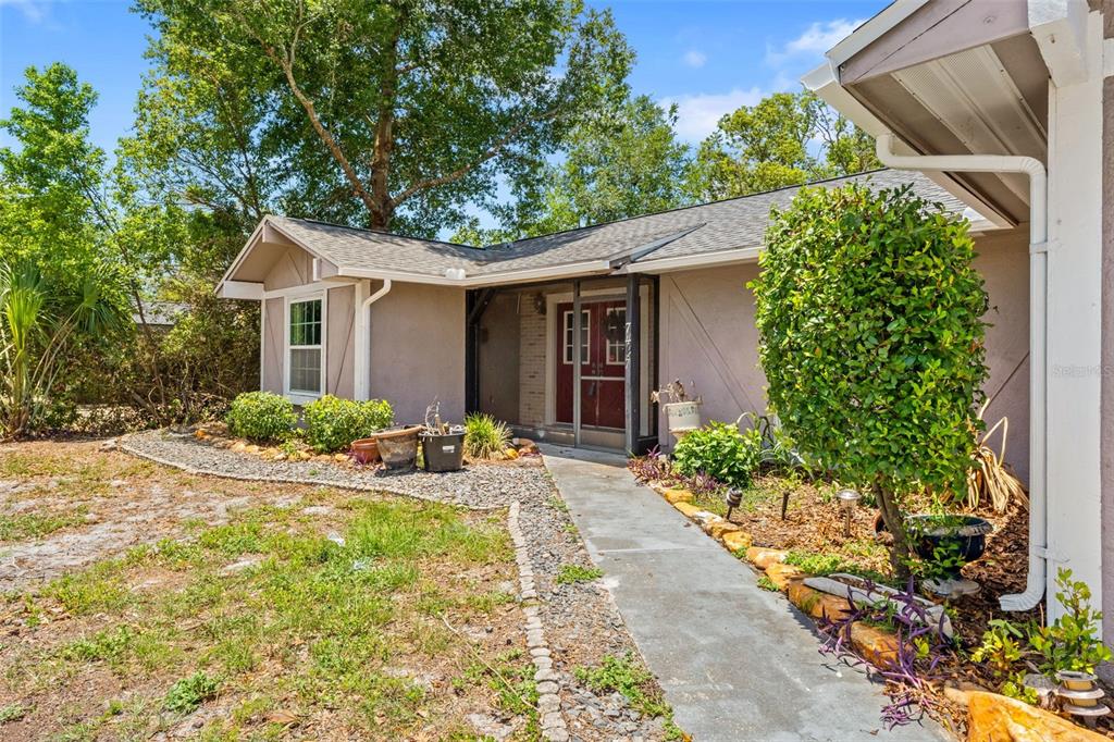 7447 Dundee Way Weeki Wachee, FL 34613 - Photo 3 of 35