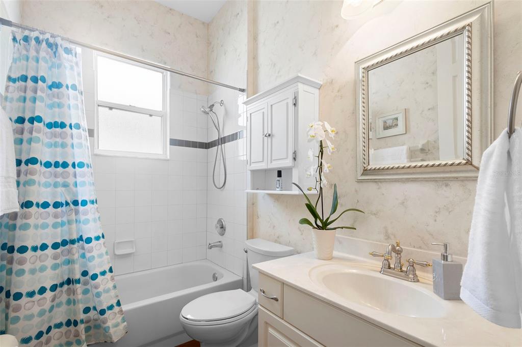 440 Sotheby Way DeBary, FL 32713 - Photo 11 of 37 a bathroom with a sink a toilet and a bathtub