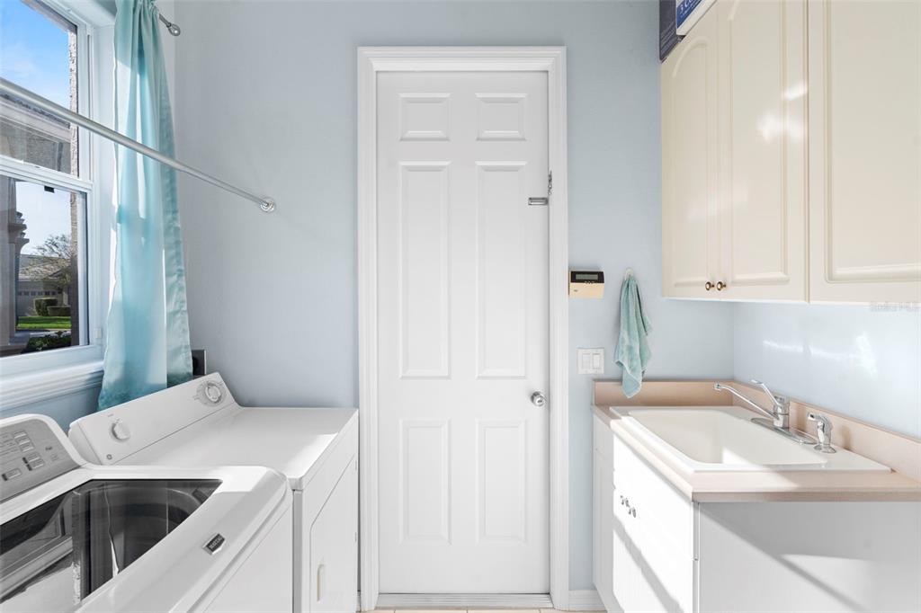 440 Sotheby Way DeBary, FL 32713 - Photo 25 of 37 a bathroom with a sink and a mirror