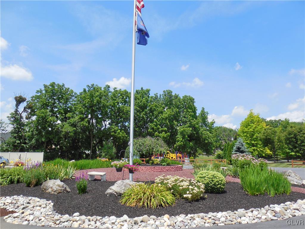 117 Commonwealth Drive Bethlehem, PA 18020 - Photo 30 of 40 Clubhouse gardens