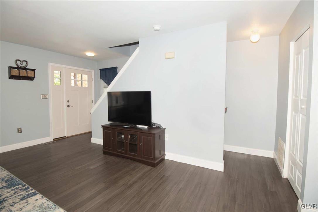 117 Commonwealth Drive Bethlehem, PA 18020 - Photo 5 of 40 nice and bright entranceway