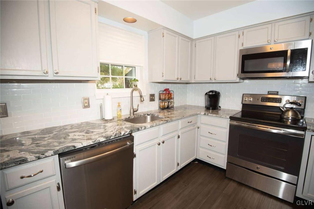 117 Commonwealth Drive Bethlehem, PA 18020 - Photo 9 of 40 remodeled kitchen with granite counters and glass