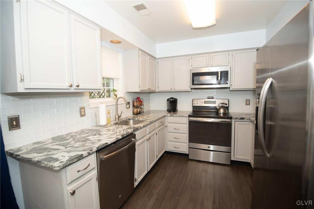 117 Commonwealth Drive Bethlehem, PA 18020 - Photo 10 of 40 newer stainless steel appliances