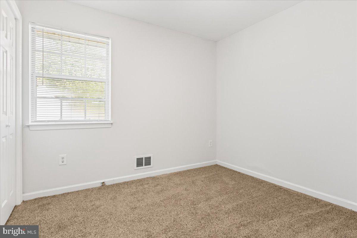 325 Londontown Road Edgewater, MD 21037 - Photo 20 of 34 an empty room with a window