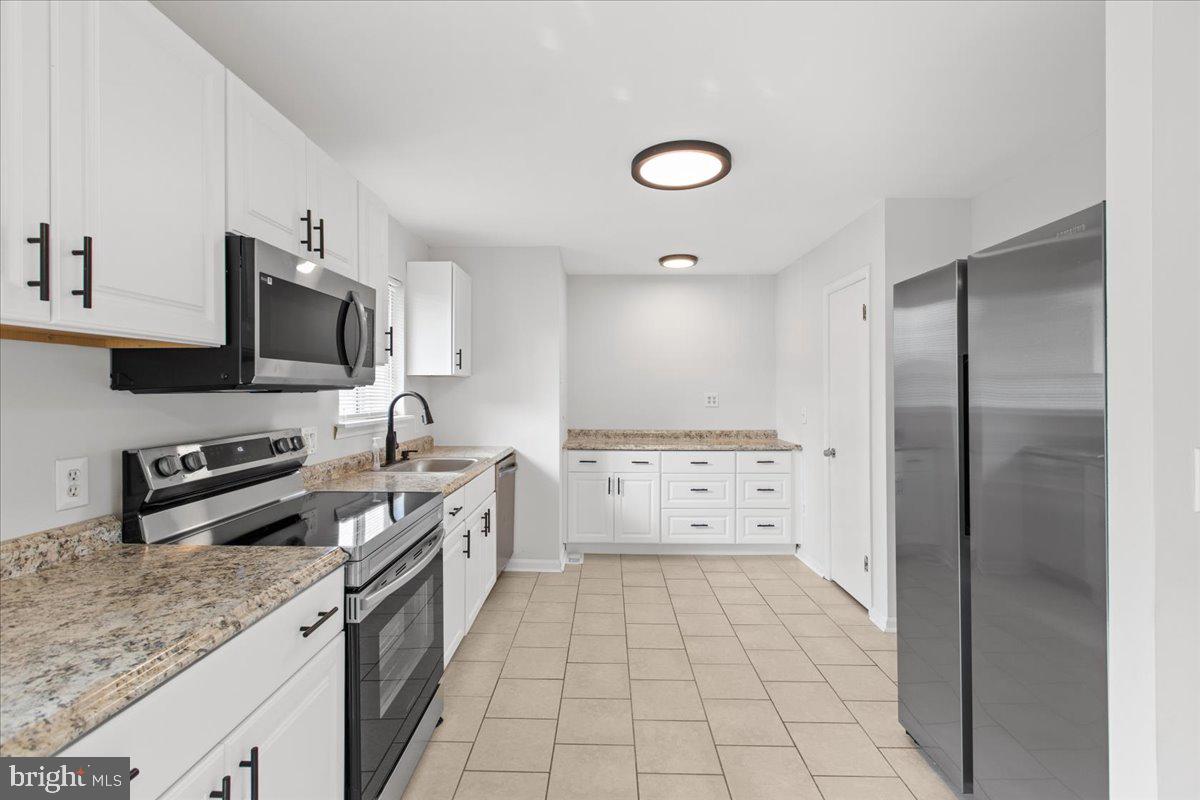 325 Londontown Road Edgewater, MD 21037 - Photo 6 of 34 a kitchen with stainless steel appliances a stove sink and refrigerator