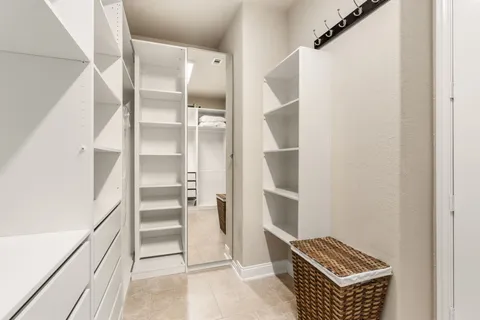 $975,000 | 10 Black Spruce Court, The Woodlands, TX 77375