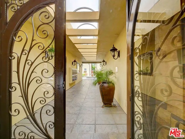 $3,800 | 4128 Whitsett Avenue, Unit 203, Studio City, CA 91604